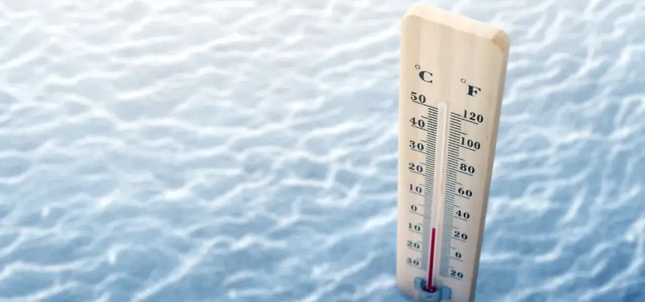 Termometr pokazuje, ile stopni ma woda w Bałtyku. Wskazuje ok. 10°C, co oznacza chłodną kąpiel.