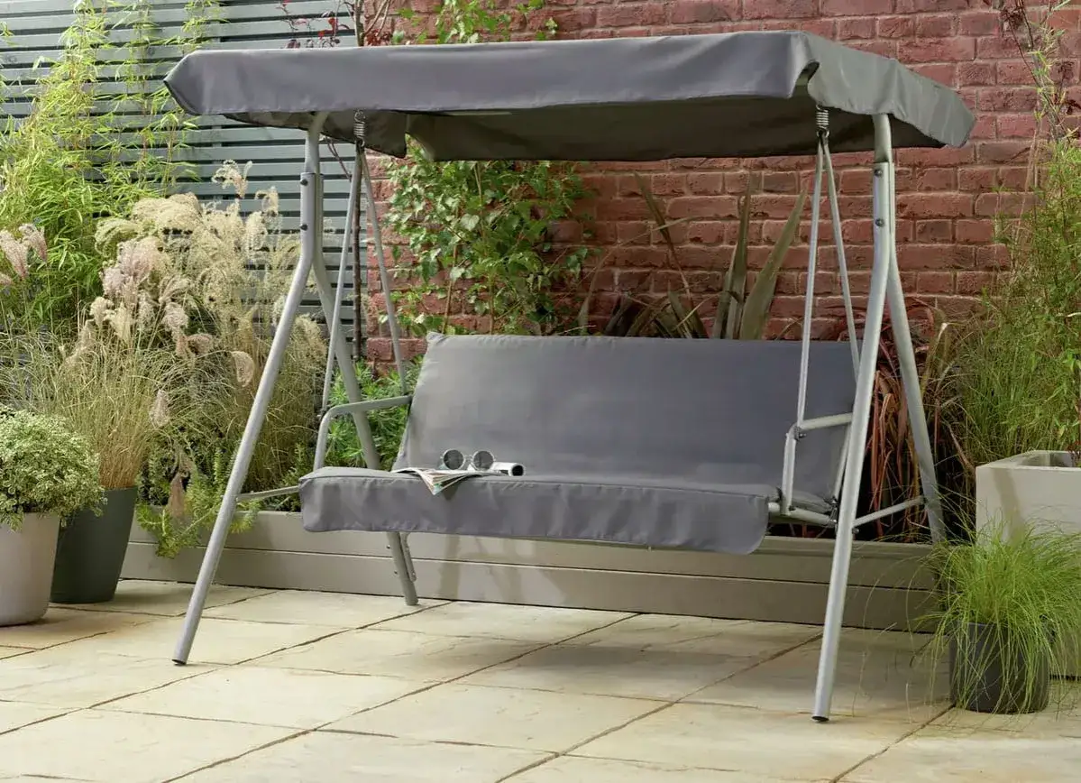 Jak zmierzyć daszek na huśtawkę ogrodową, by uniknąć błędów w wymiarach