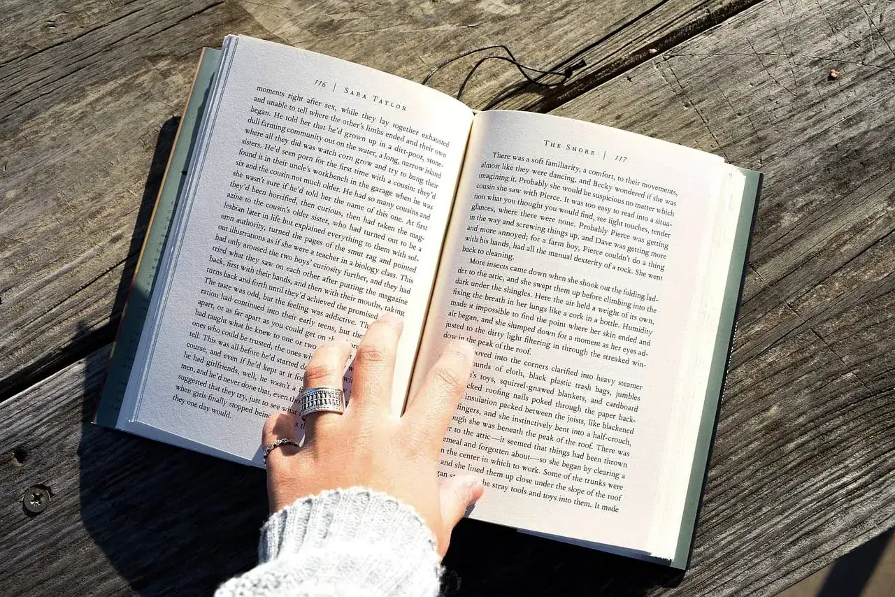 Czy warto czytać książki? Odkryj ich niezwykłe korzyści