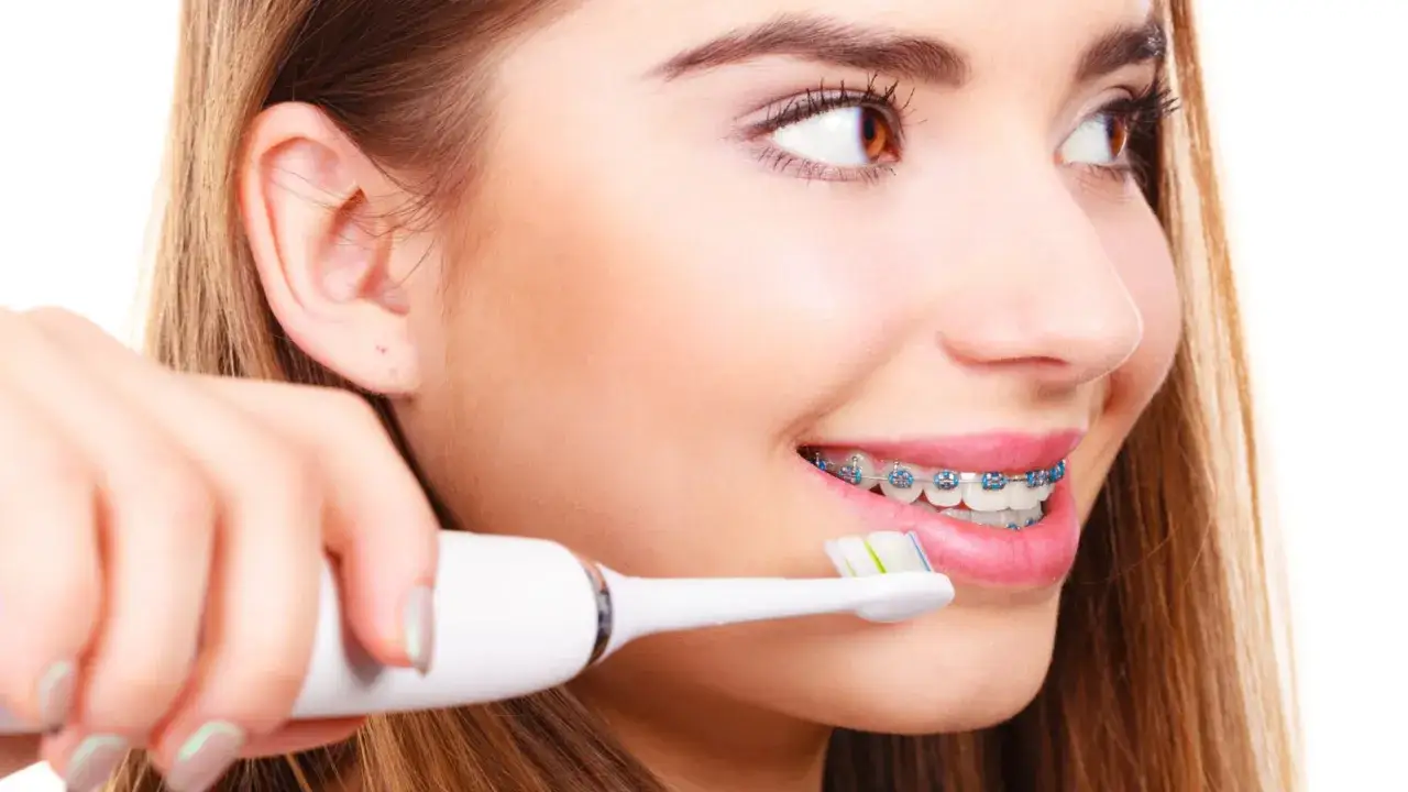 Jak myć zęby szczoteczką soniczną? Ekspert radzi krok po kroku