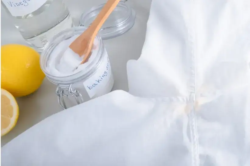 Skuteczne sposoby na usunięcie plam z dezodorantu pod pachami