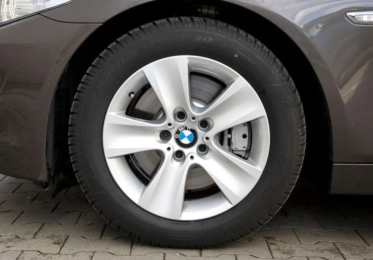 BMW opony run-flat czy zwykłe: co wybrać, by uniknąć błędów i oszczędzić?