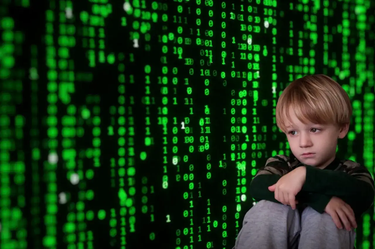 Smutny chłopiec na tle zielonego kodu. Obraz symbolizuje przemoc rówieśniczą w szkole i poczucie osamotnienia w cyfrowym świecie.