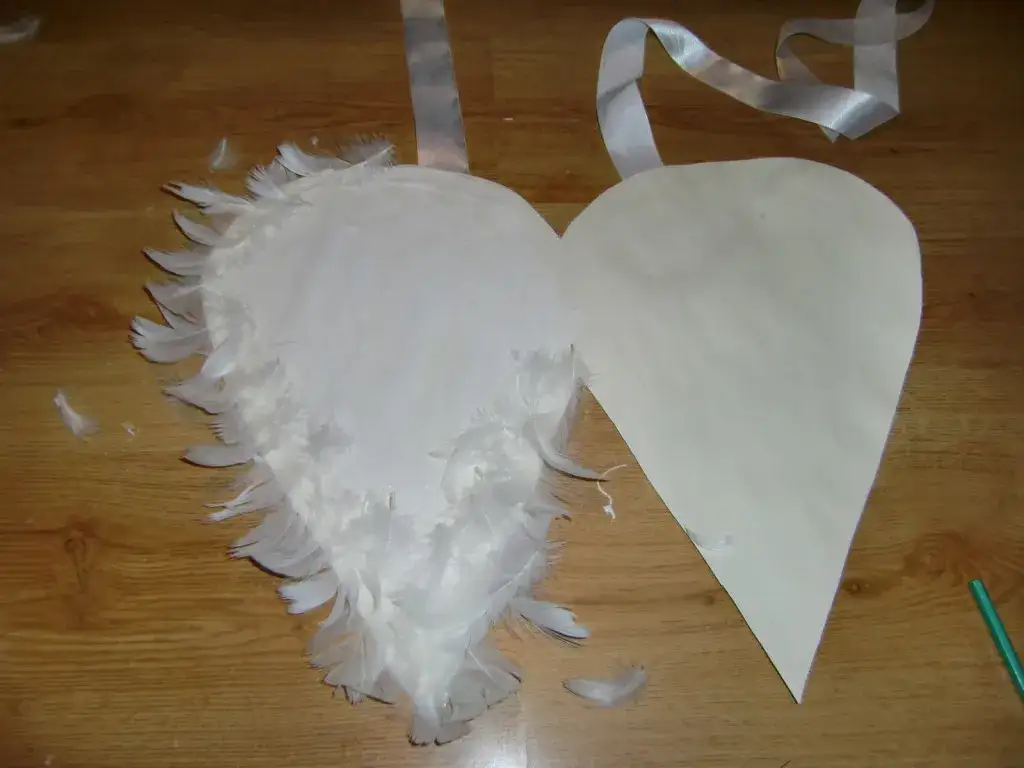 Jak zrobić skrzydła anioła DIY bez wydawania fortuny? Prosty sposób na magiczny kostium