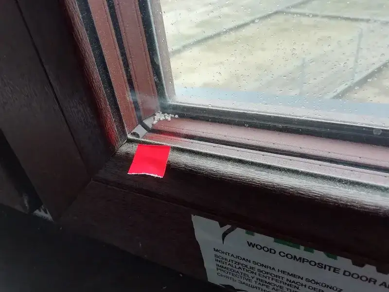 Dlaczego Twoje okna się zacinają? Winne prowadnice szyb! Poznaj 4 objawy