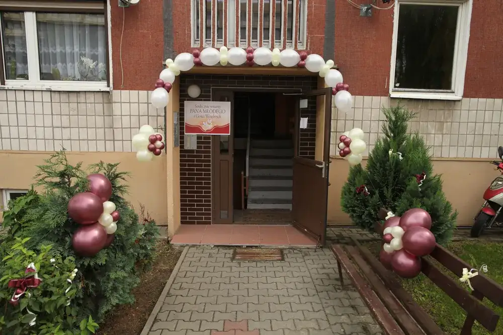 Jak przystroić klatkę schodową w bloku na wesele – tanio i efektownie