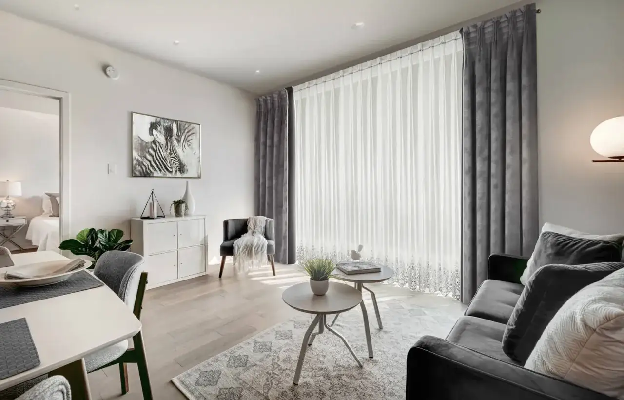 Jakie zasłony do szarej kanapy wybrać, aby ożywić wnętrze?