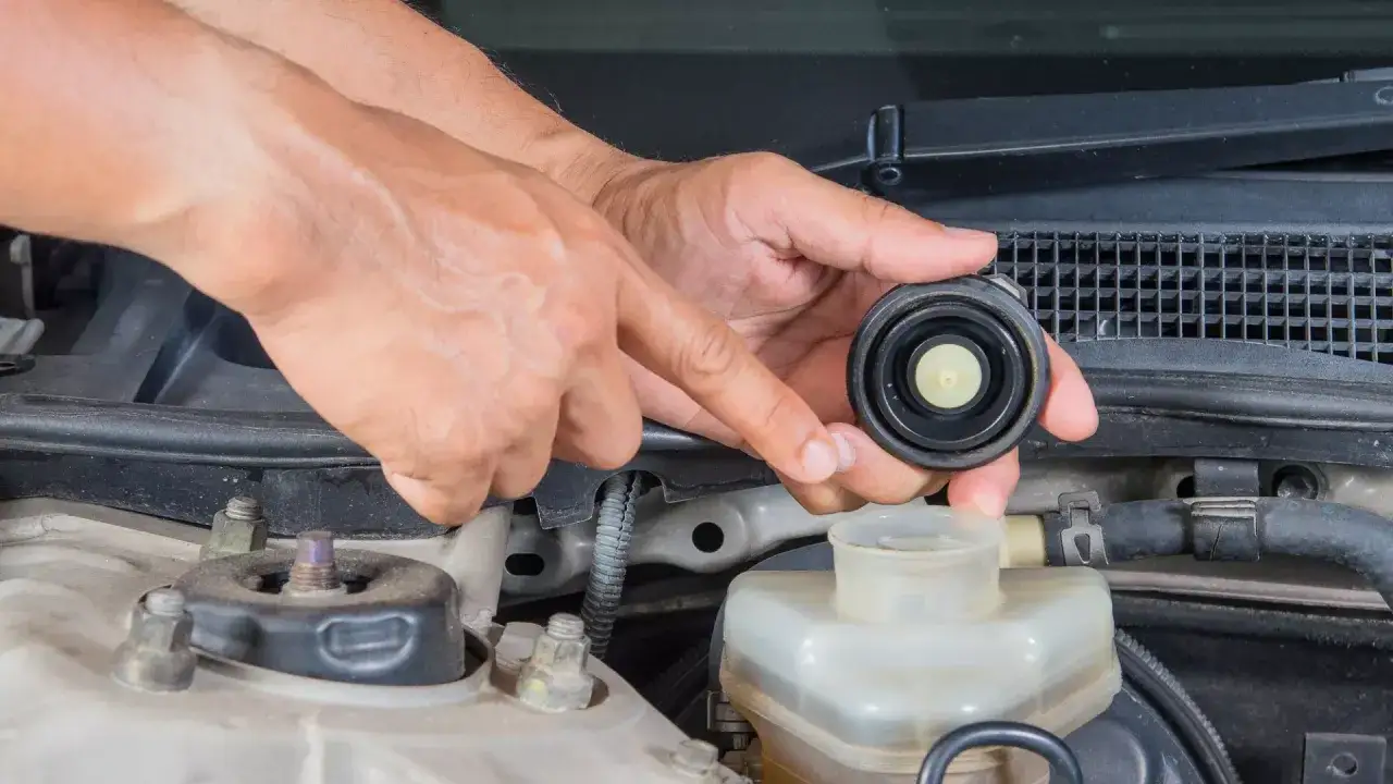 Bremsflüssigkeit wechseln: So vermeiden Sie teure Reparaturen und Risiken