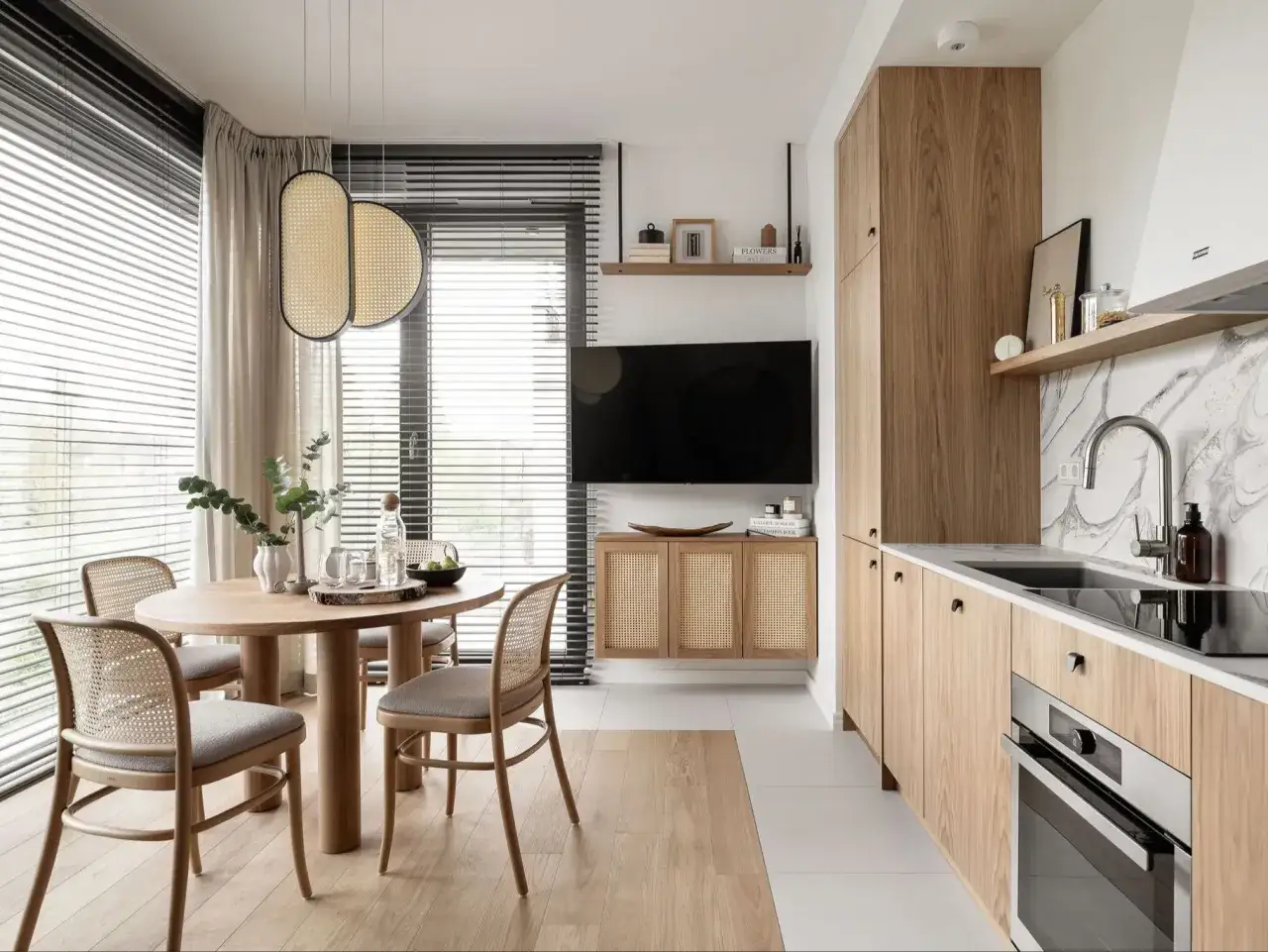 Jak urządzić małe mieszkanie? Sprytne triki na większą przestrzeń