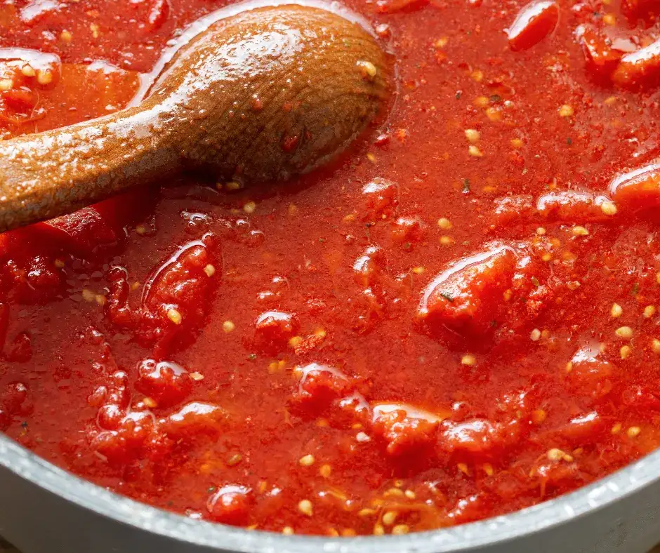 Szybkie spaghetti z pomidorów z puszki, które zachwyci smakoszy