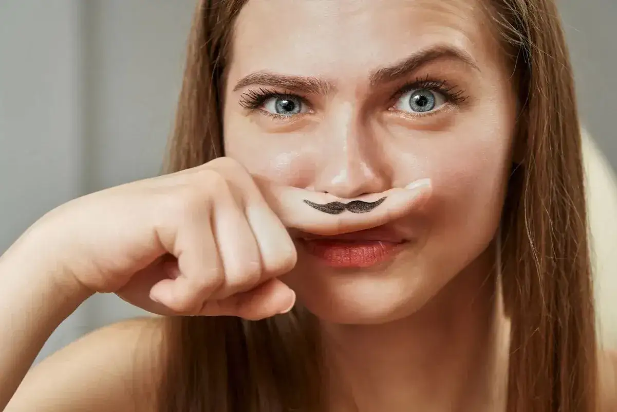 Kobieta i testosteron: Objawy, kiedy badać, jak interpretować wyniki