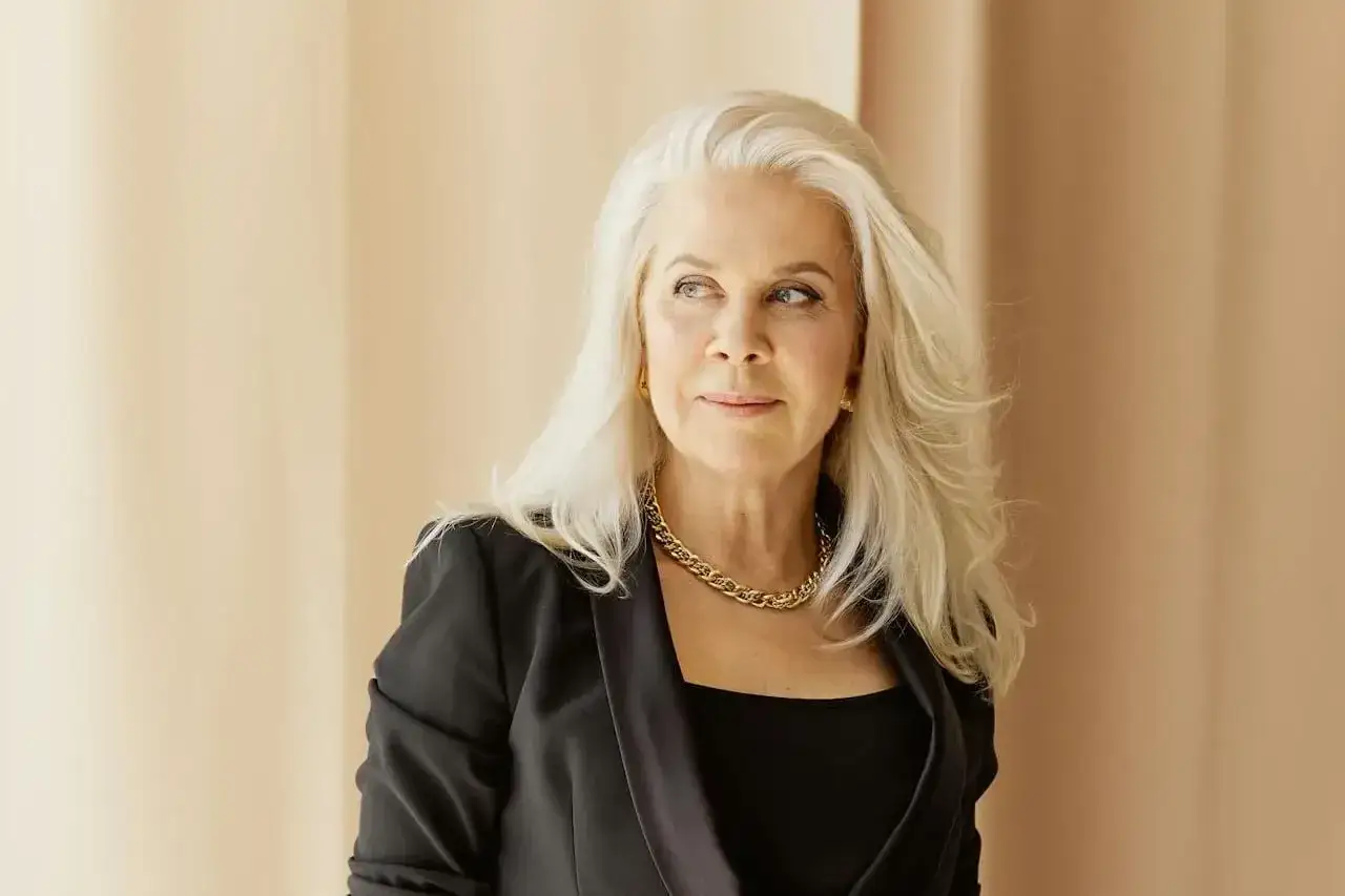 Baza pod makijaż dla cery dojrzałej: Jak odmłodzić skórę? Ranking!