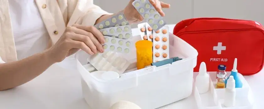 Co znajduje się w apteczce domowej? Niezbędne przedmioty na każdą sytuację