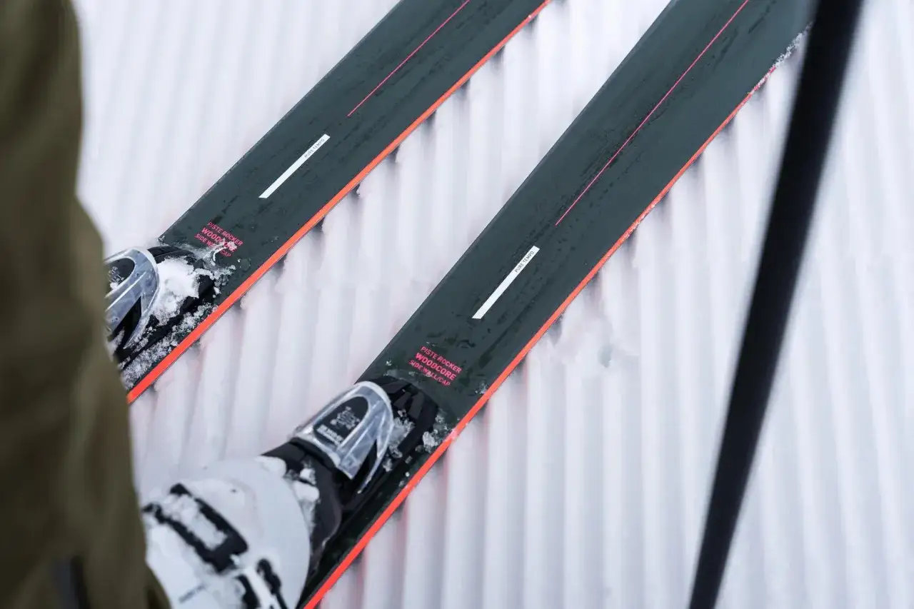 Narty z butami narciarskimi na śniegu.