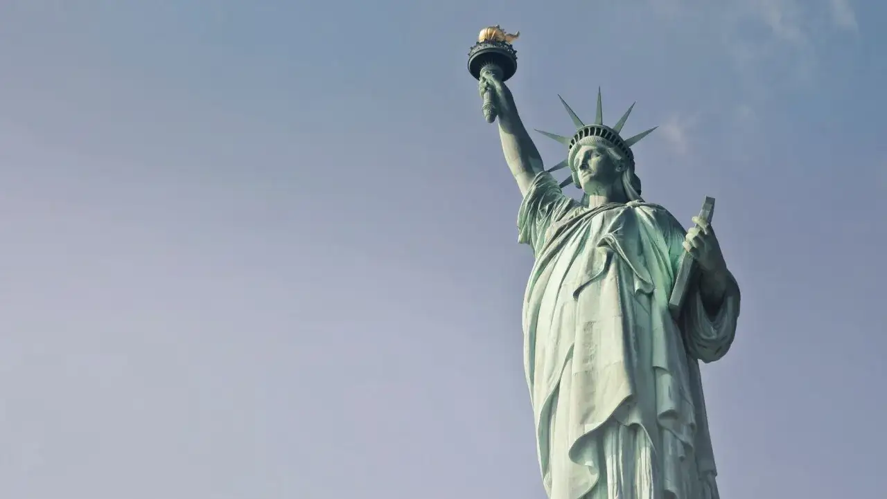 Statua Wolności na tle błękitnego nieba.