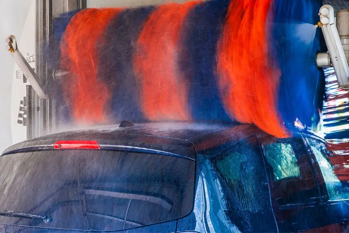 Jak działa myjnia automatyczna? Poznaj sekrety skutecznego mycia samochodu