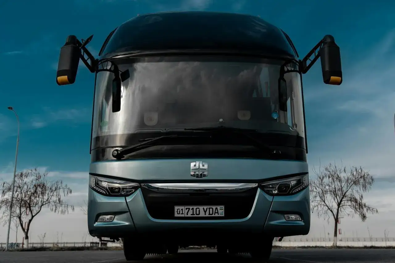 Ile kosztuje wynajem autokaru? Sprawdź ceny i ukryte koszty