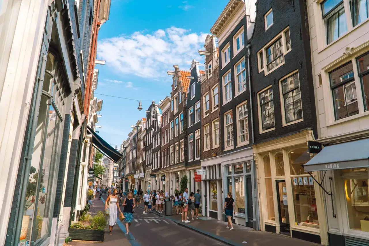 Jak dojechać z lotniska Eindhoven do Amsterdamu? Sprawdź najlepsze opcje