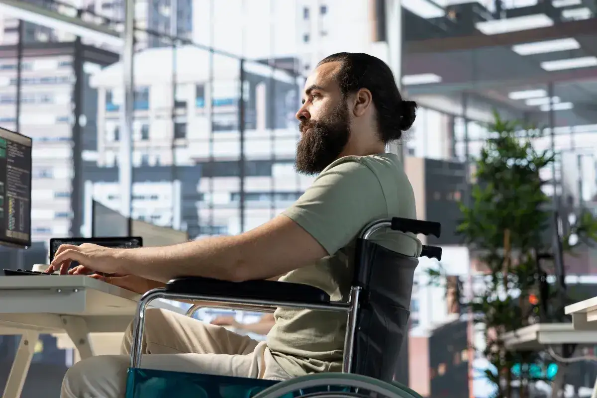 Czy osoba niepełnosprawna może łączyć dwa etaty: Przepisy i warunki 2025