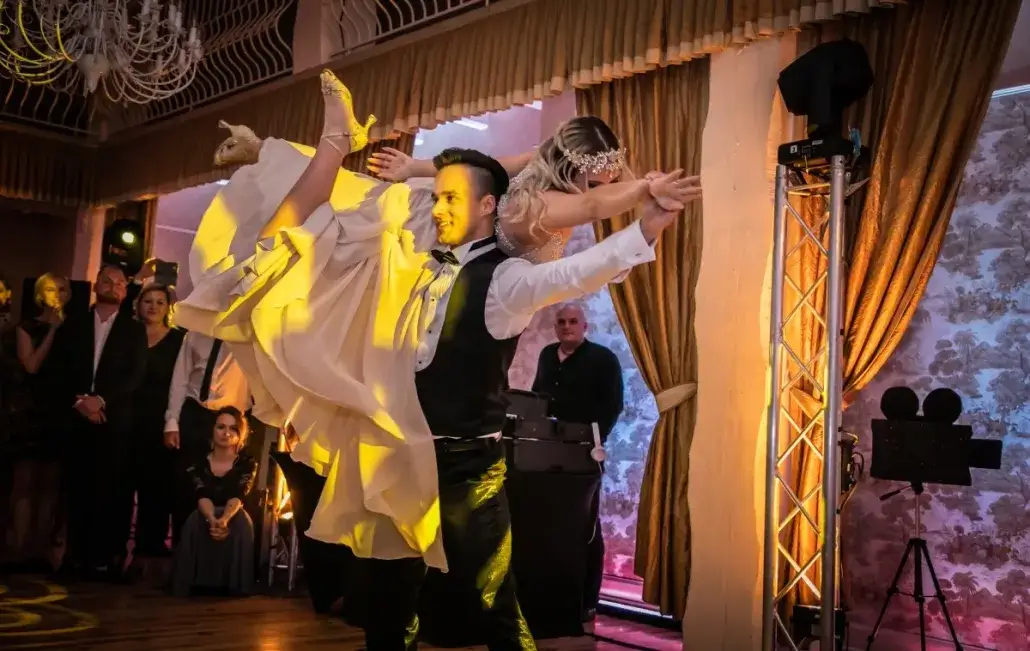 Jak tańczyć w sukni rybce i uniknąć najczęstszych błędów tanecznych