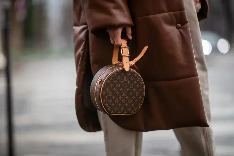 Ile zarabia pracownik Louis Vuitton? Zaskakujące wynagrodzenia w modzie