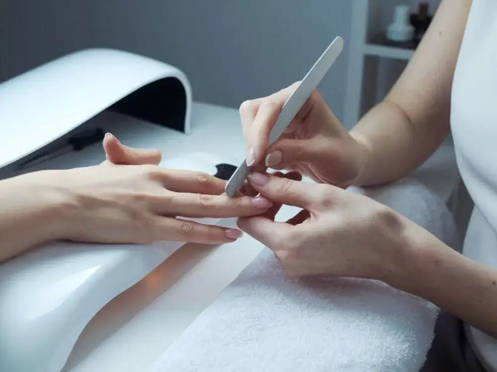 Jak piłować paznokcie na migdałki, aby uniknąć najczęstszych błędów