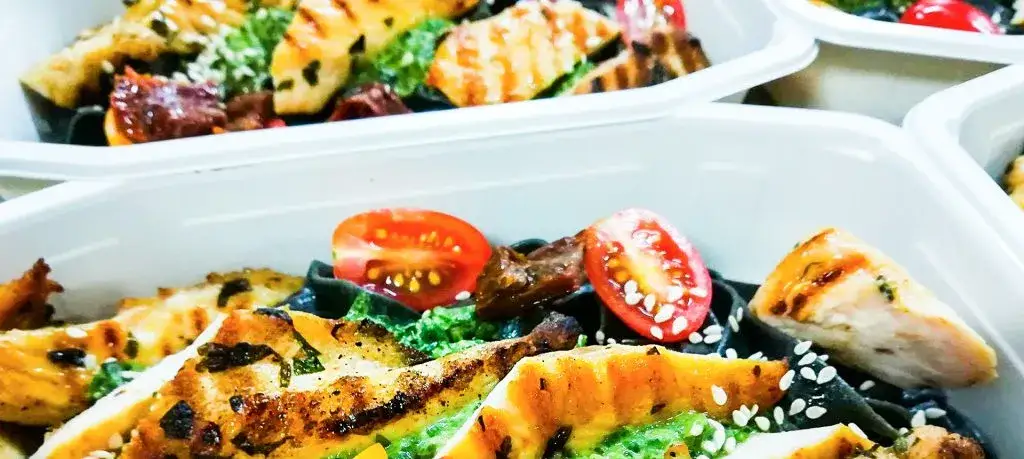 Catering: Co to jest? Rodzaje, zalety i wady Kompletny przewodnik