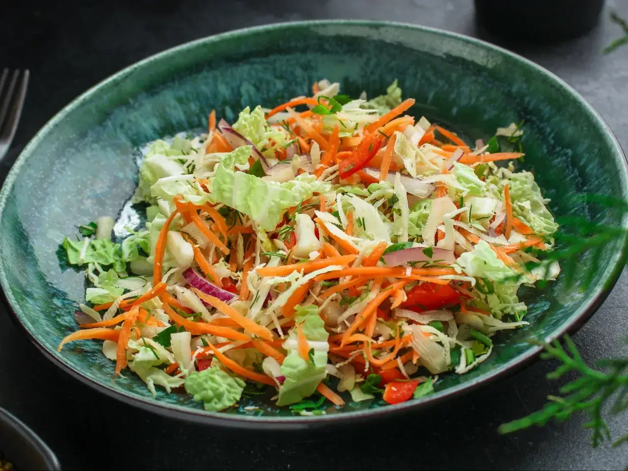 Idealna surówka z kapusty pekińskiej: chrupiąca w 10 minut!