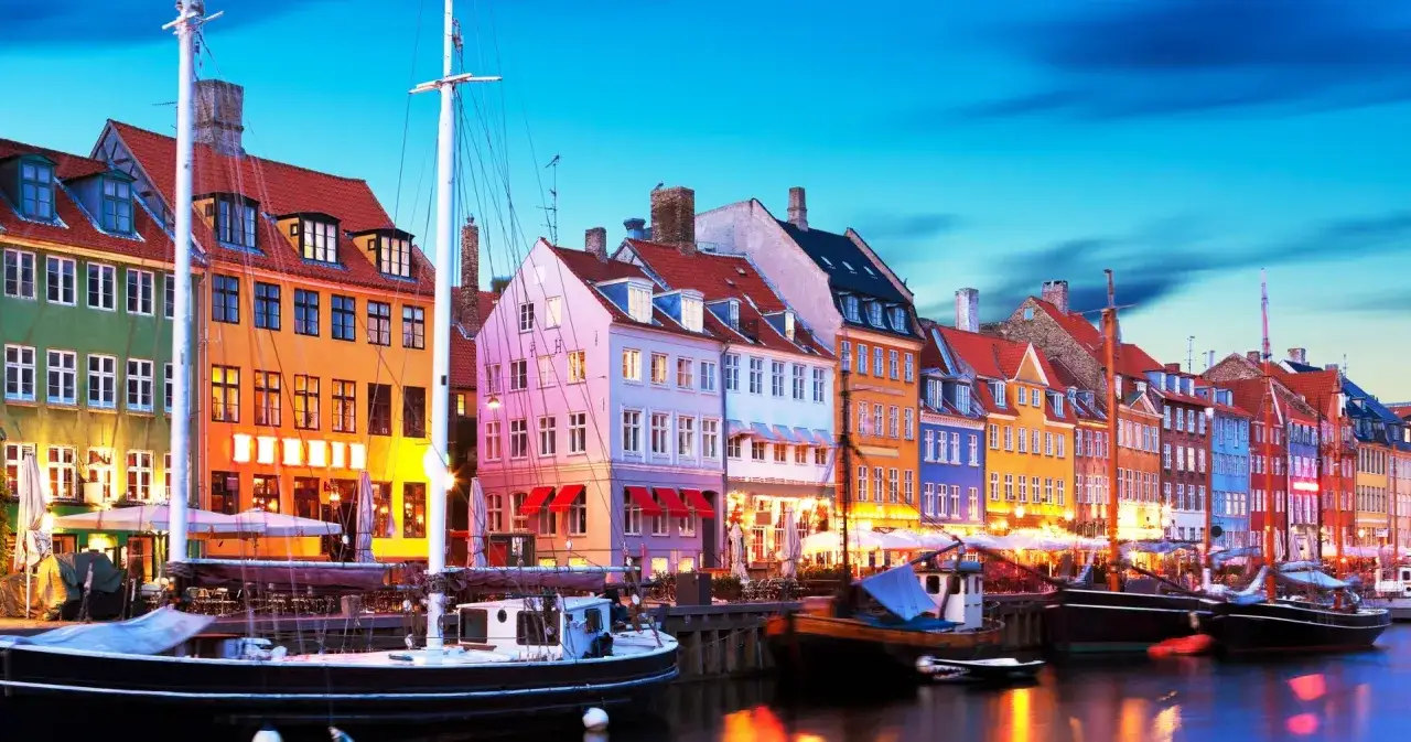 Kolorowe kamienice nad kanałem w Kopenhadze, gdzie mieszka ponad 600 tys. Duńczyków.