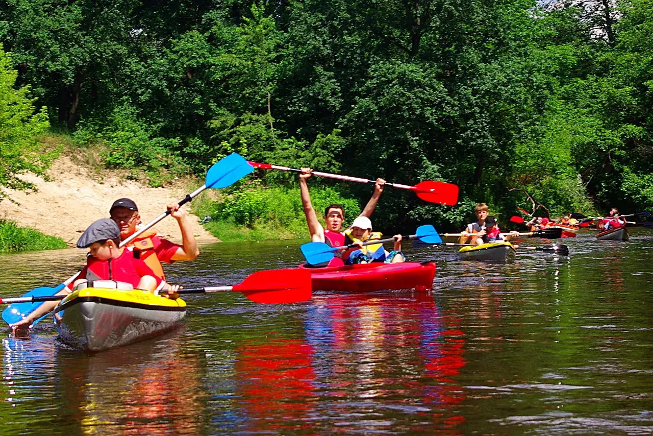 Gdzie na kajaki blisko Warszawy? Odkryj idealne trasy i wypożyczalnie