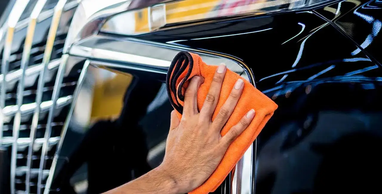 Ile trwa woskowanie auta? Realny czas i sekrety detailera