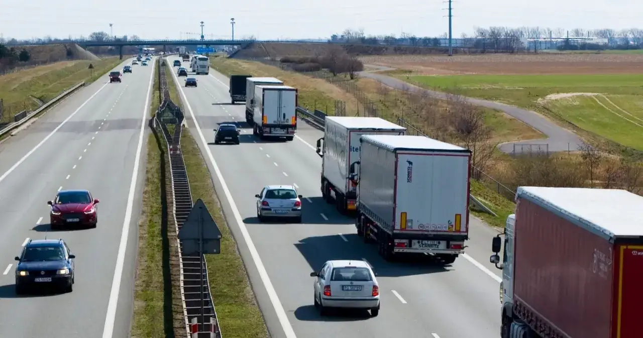 TIR-y na autostradach: Nowe zasady wyprzedzania i wysokie mandaty!