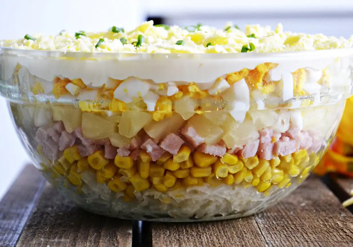 Jak zrobić idealną sałatkę warstwową z ananasem, serem i czosnkiem?