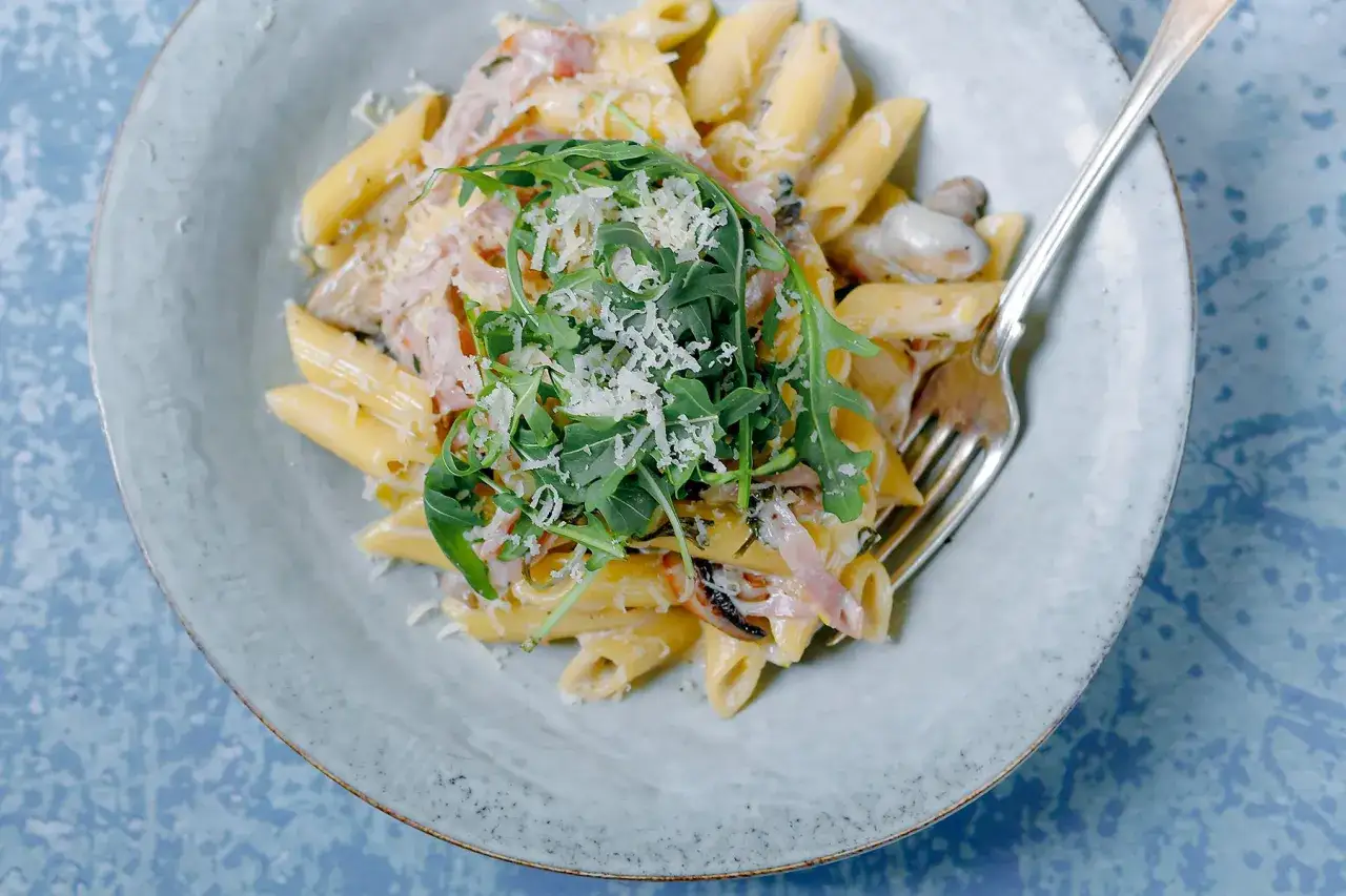 Penne z kremowym sosem, szynką i rukolą. Czy wolisz fusilli czy penne?