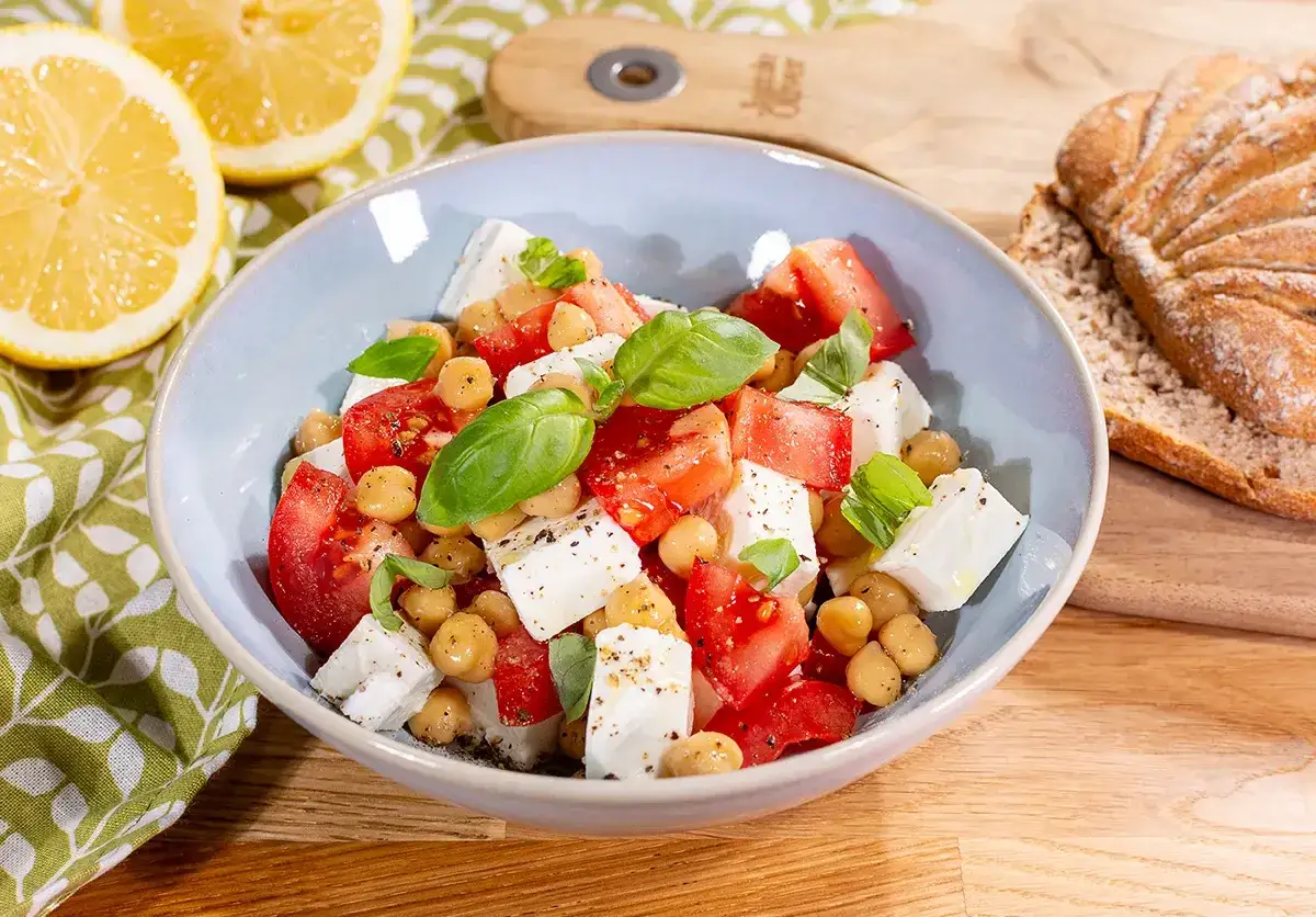 Sałatka z ciecierzycy i pomidorów: gotowa w 15 min! Prosty przepis.