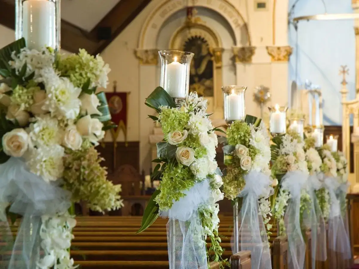 Jakie kwiaty na ołtarz? Odkryj idealne rośliny na każdą okazję