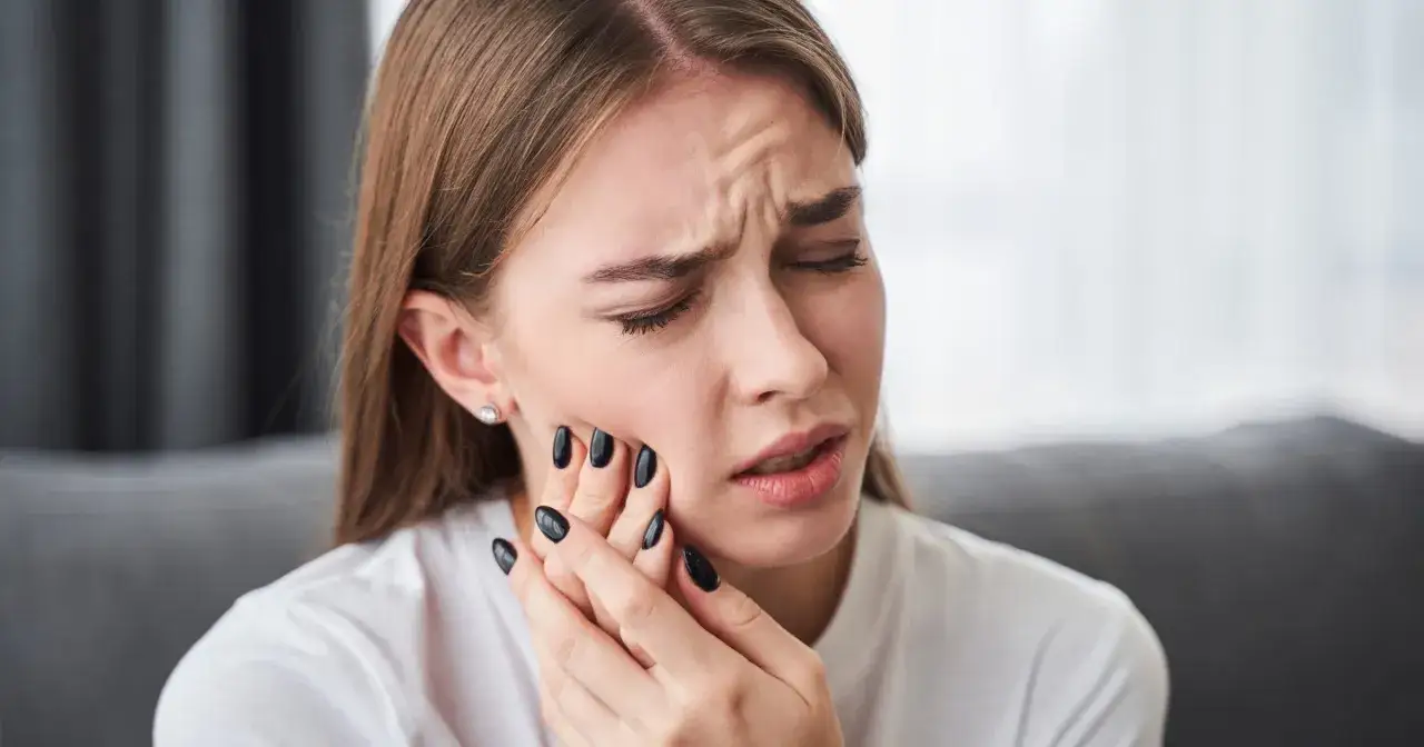 Jak skutecznie usunąć ropę na dziąśle i uniknąć powikłań