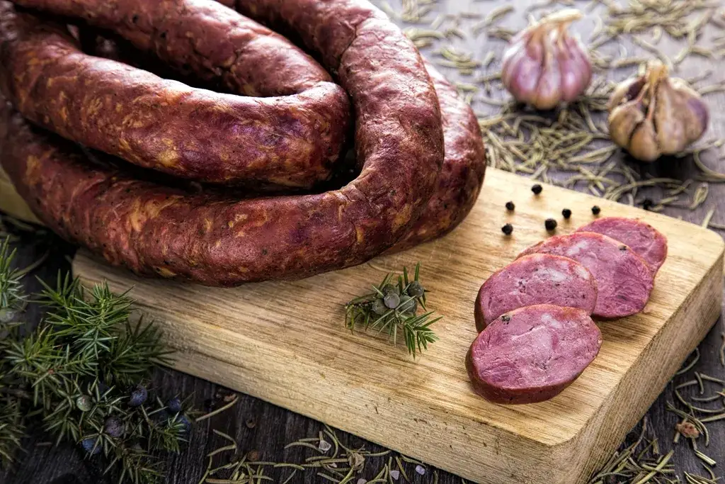 Kiełbasa z jelenia: co musisz wiedzieć o składzie i smakach