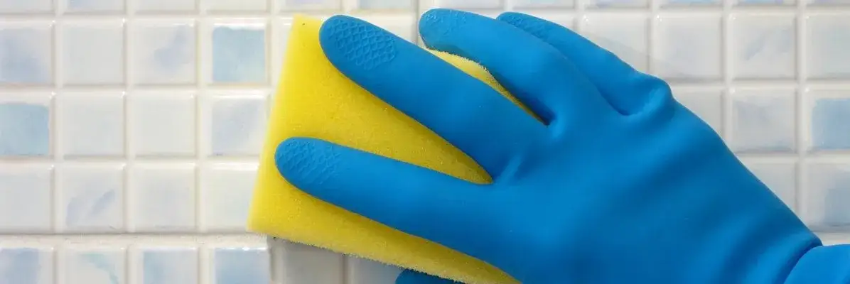 Jak usunąć pleśń z fug - skuteczne metody bez chemii i wysiłku