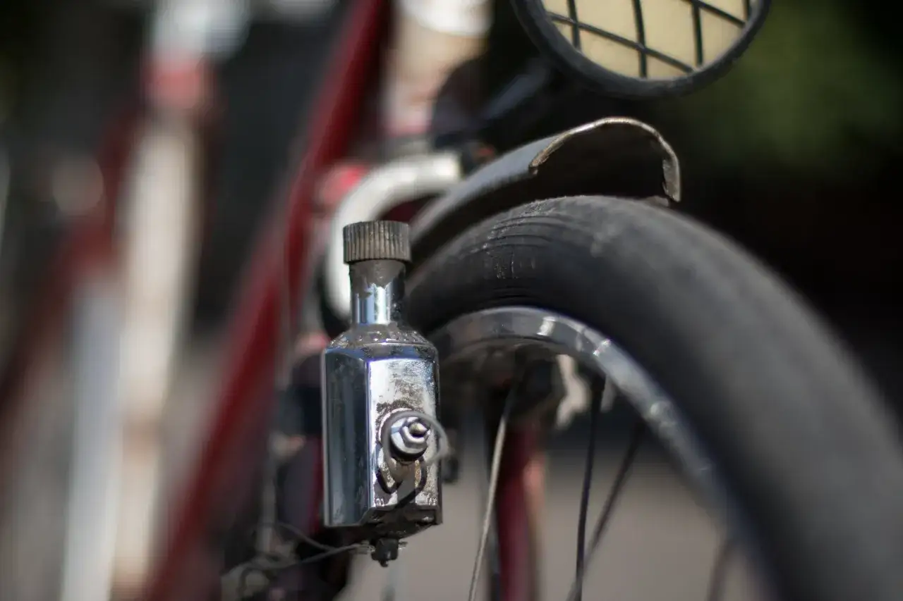 Błyszczący dynamo w rowerze, gotowy do rozświetlenia drogi.