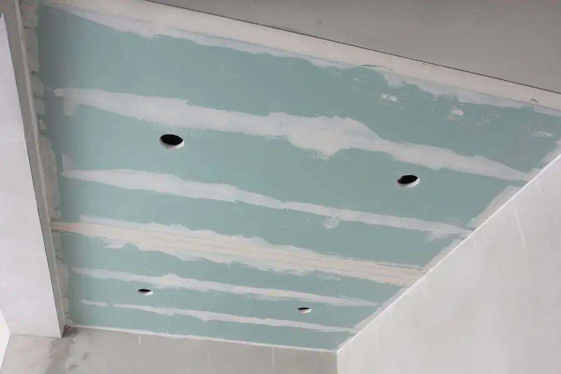 Jakie płyty na sufit do łazienki? 5 najlepszych rodzajów