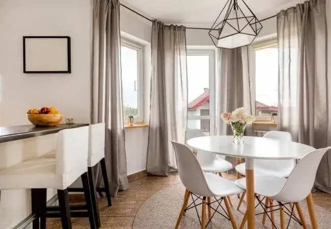 Pomysły na to, co położyć na okrągły stół, by zachwycić gości