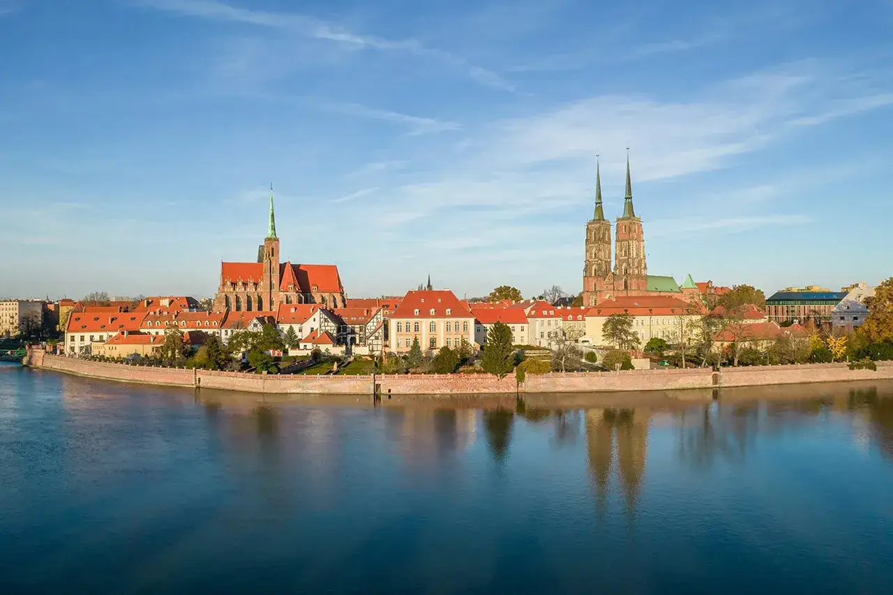 Wrocławskie Ostrów Tumski z katedrą i kościołem Marii Magdaleny, piękne wrocławskie ciekawe miejsca nad Odrą.