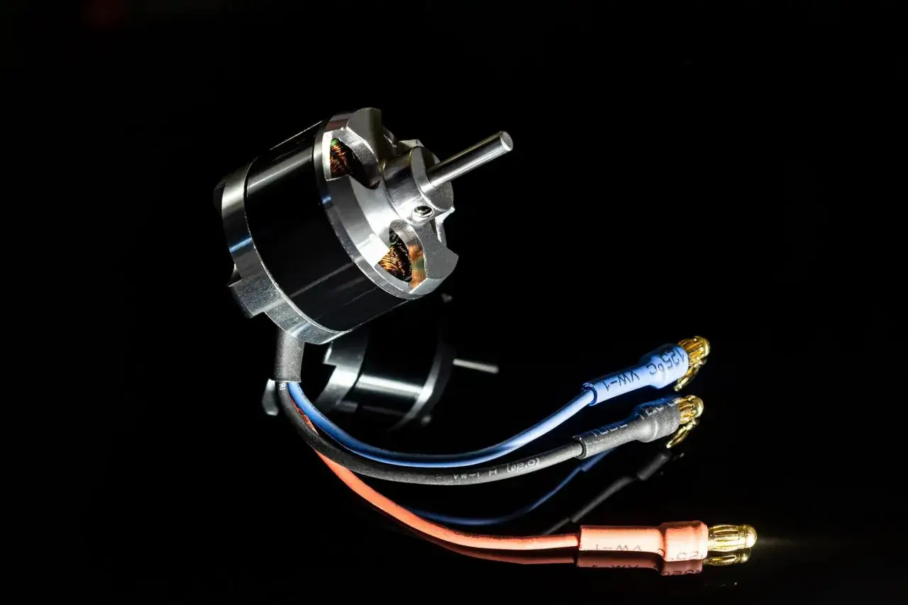 Jak działa alternator bezszczotkowy i dlaczego jest lepszy od szczotkowego