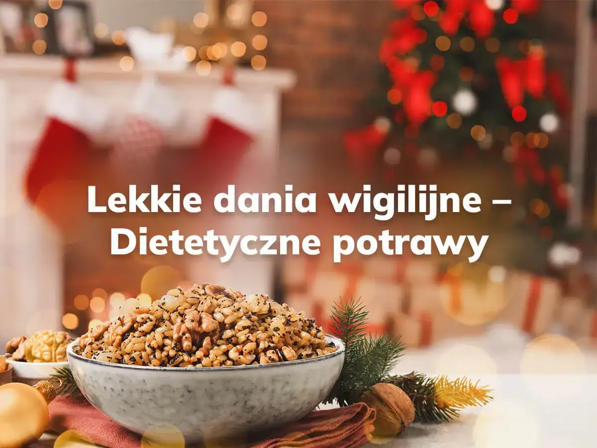 Miseczka z bakaliami i ziarnami, idealna do zdrowych przepisów na święta bożego narodzenia. W tle choinka i kominek.