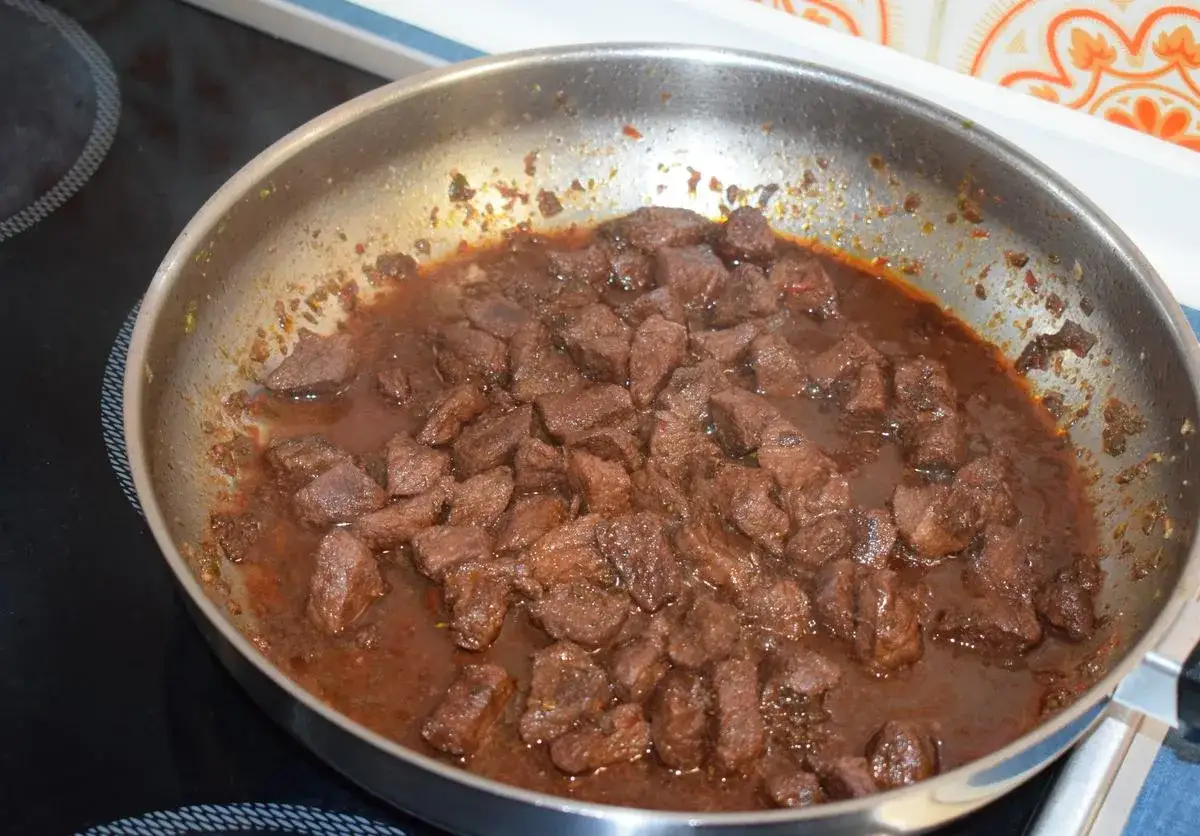 Jak uratować twarde mięso w gulaszu? Sekrety kruchości wołowiny