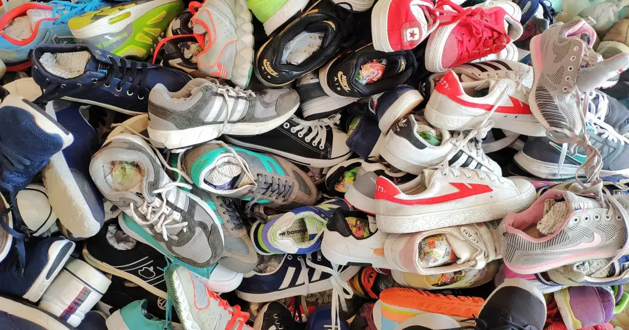 Do jakich śmieci wyrzucić stare buty, aby nie marnować zasobów?