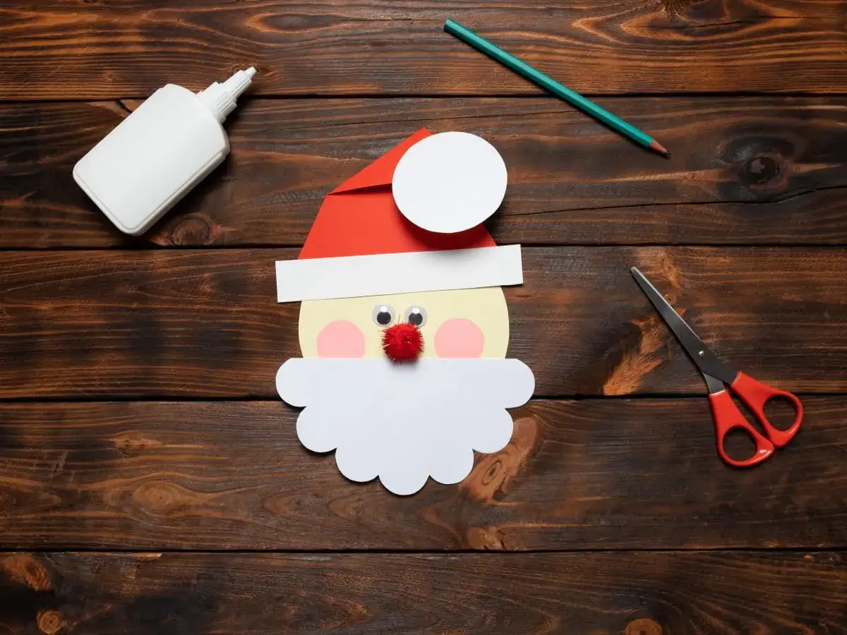 Jak zrobić kartkę świąteczną z Mikołajem? Potrzebne: klej, nożyczki, ołówek i papier. Stwórz własnego Mikołaja!