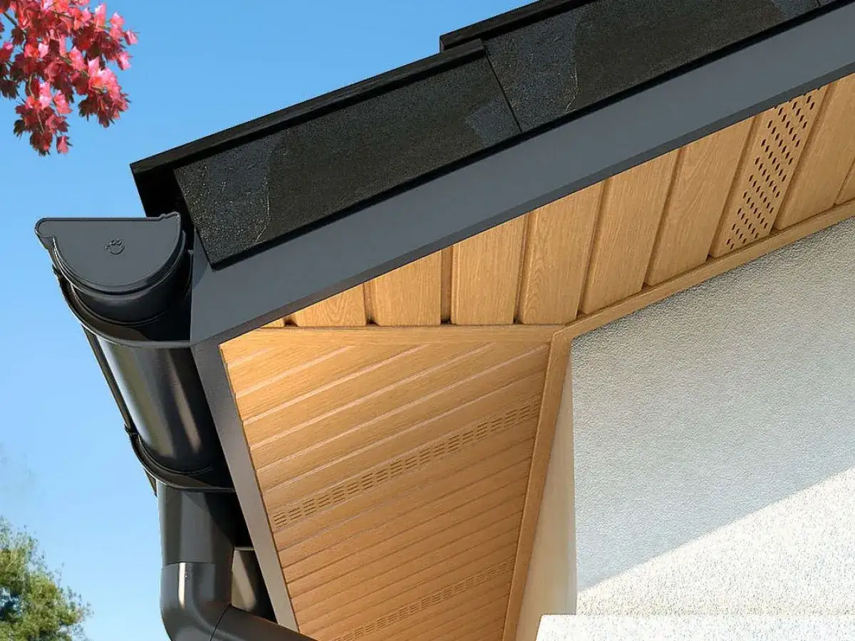 Estetyczny montaż podbitki PCV w kolorze drewna, idealnie komponuje się z nowoczesną elewacją i czarnym rynnowym systemem.