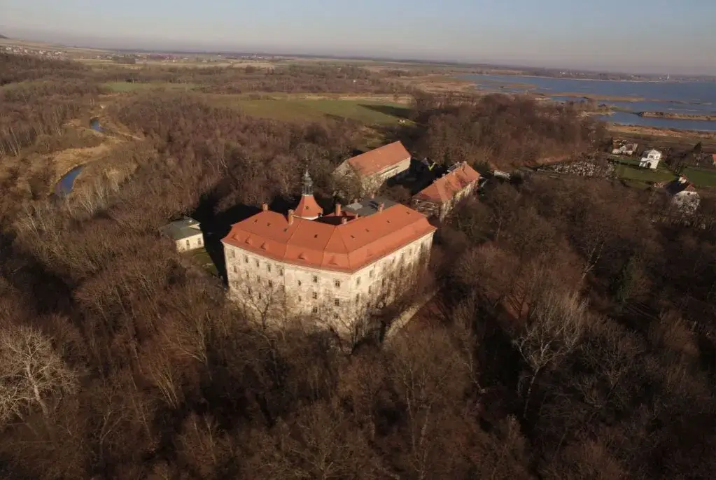 Czemu zamek w Domanicach kosztuje tyle? Odkryj tajemnice ceny
